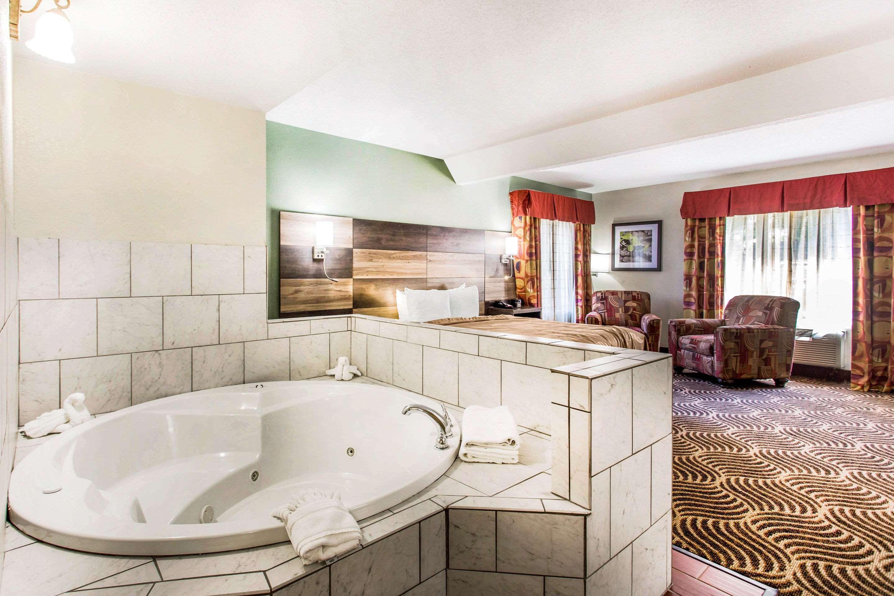 Quality Inn Блэк-Маунтин Экстерьер фото