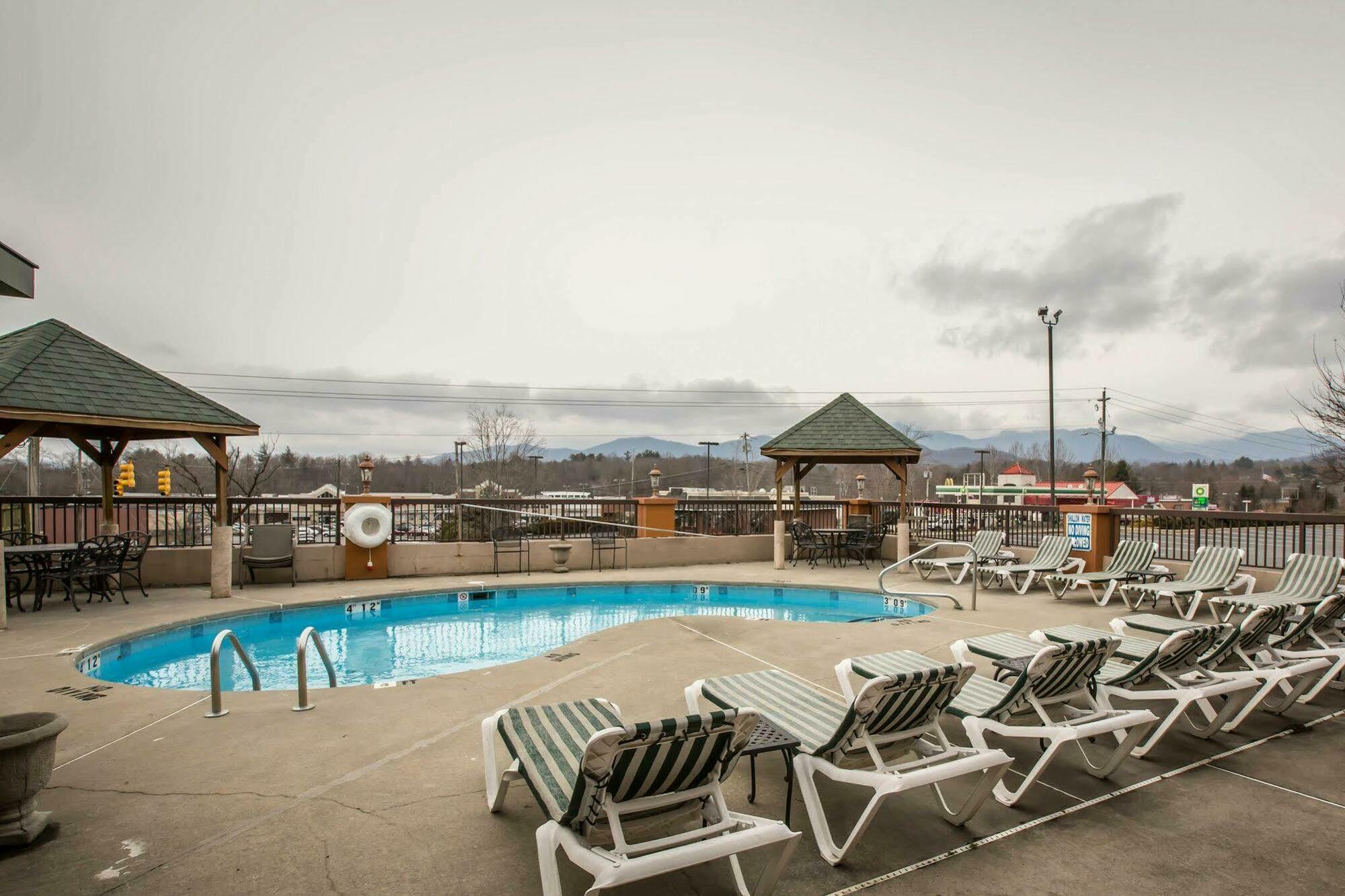 Quality Inn Блэк-Маунтин Экстерьер фото
